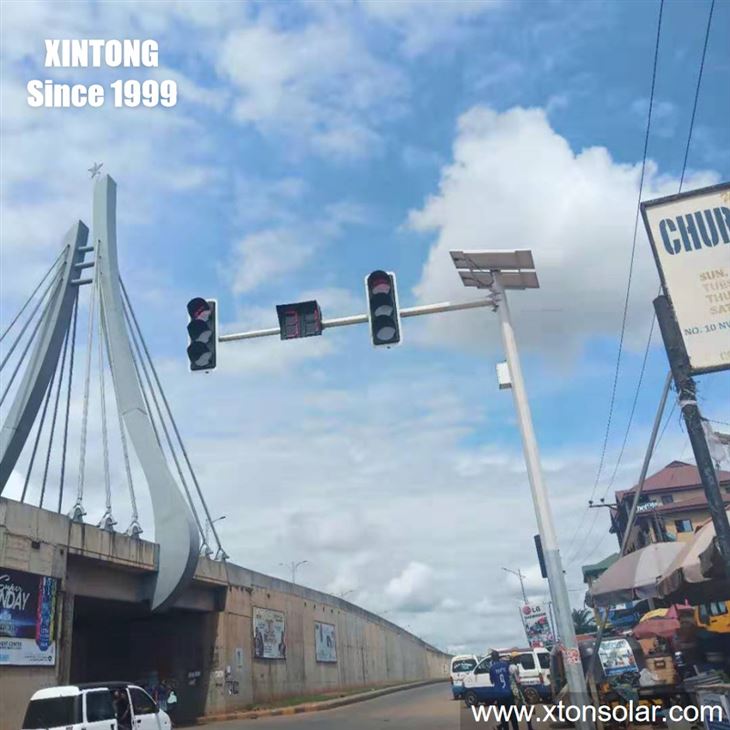 Cột đèn giao thông năng lượng mặt trời